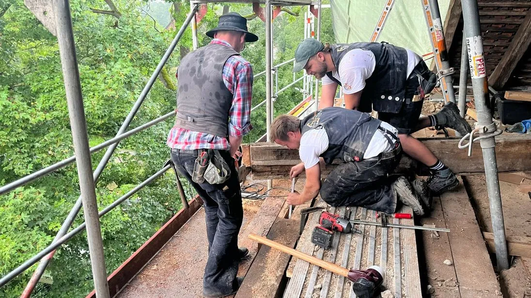 Teamwork ist gefragt: Meister Alex (li.), Meister Henrik und Geselle Leon schauen sich die Beschaffenheit des Fachwerks an.